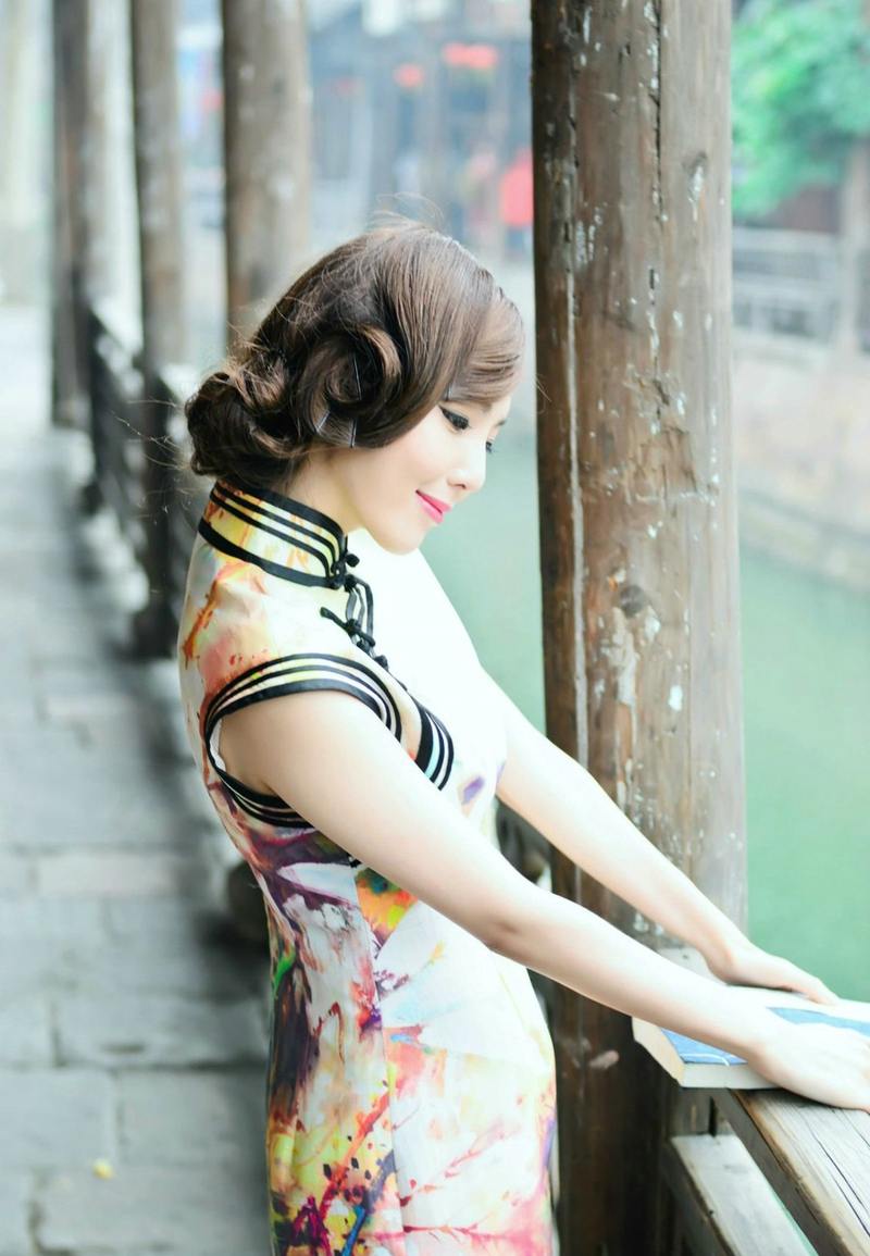 江南水乡的旗袍美女