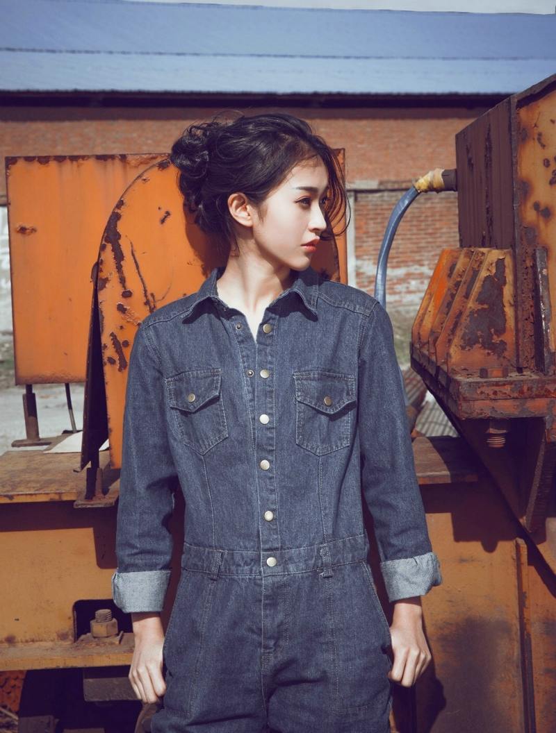 气质牛仔女青年