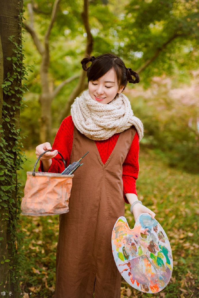 爱画画的调皮小姑娘