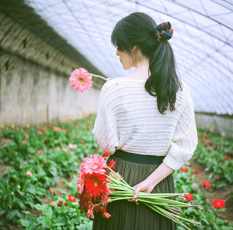 花棚中的唯美少女