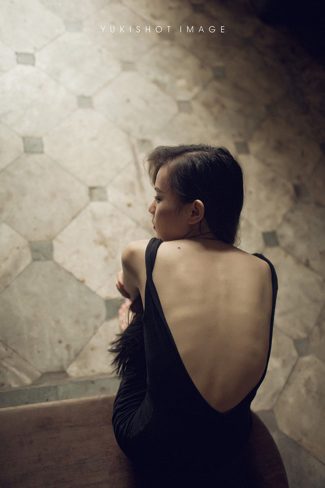 冷艳妩媚的美女