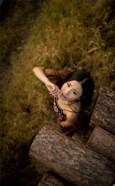 木工厂里的少女