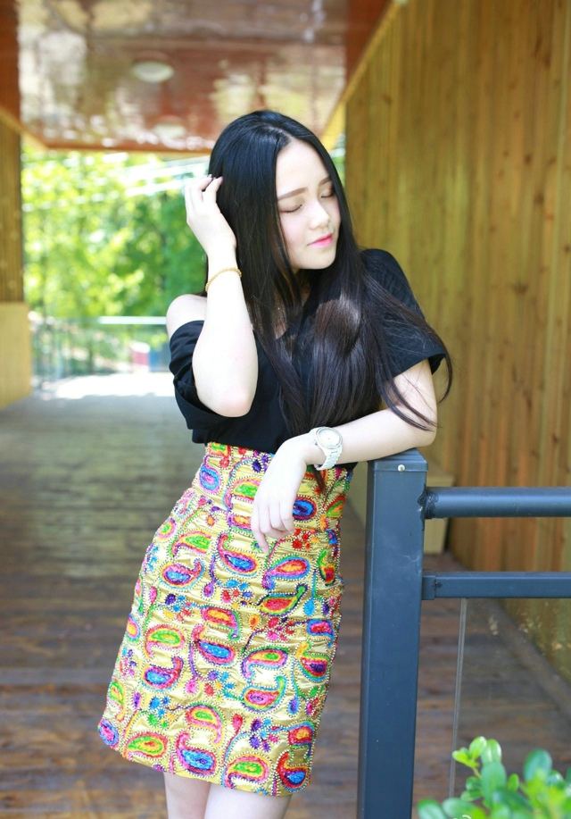 美女街头紧身裙