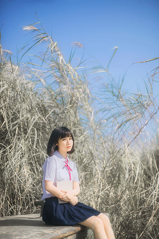 芦苇丛中的可爱校花