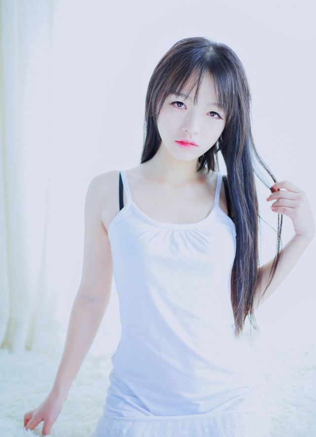 长发白皙妹子
