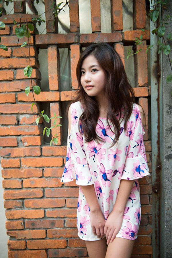 小可爱走在小路上