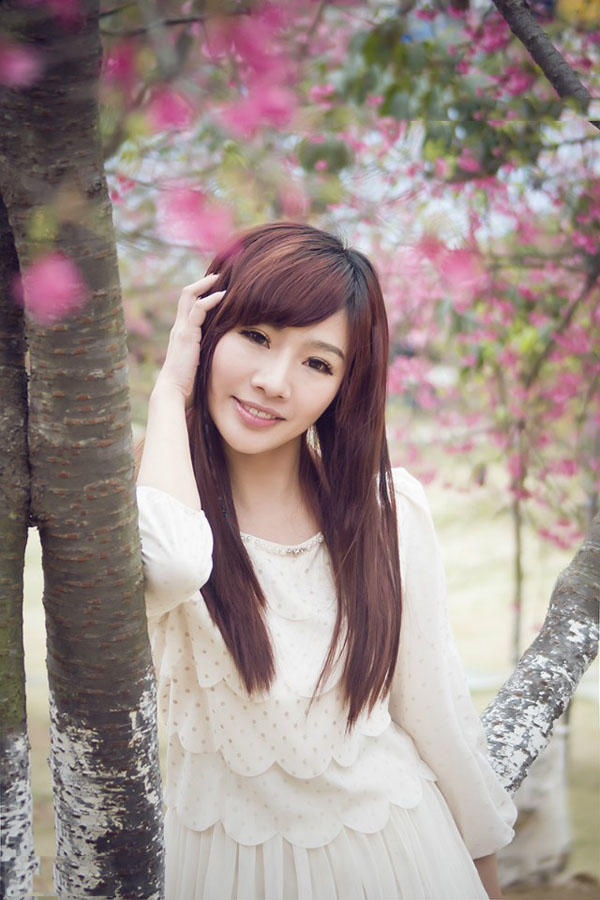 樱花树下的丽人