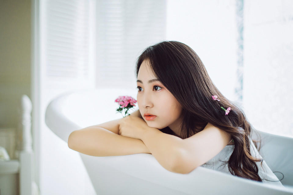 安静女孩浴室里的花语
