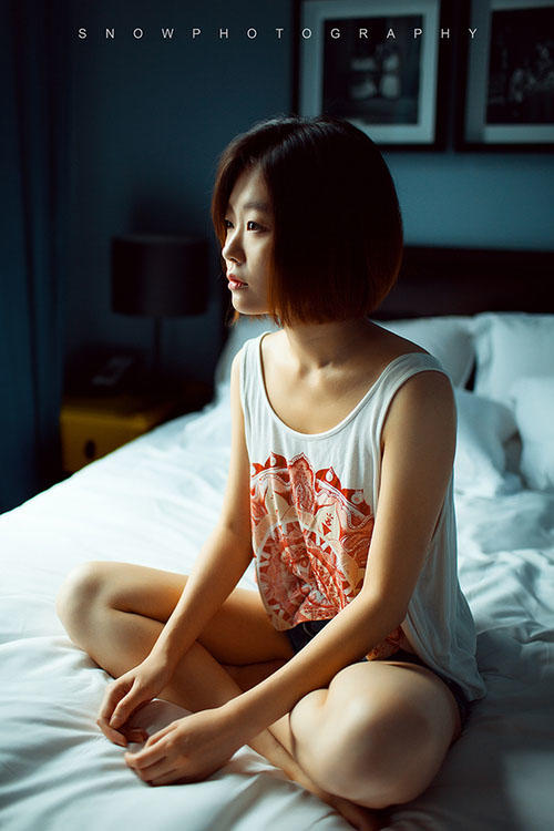 女孩子在窗的这边