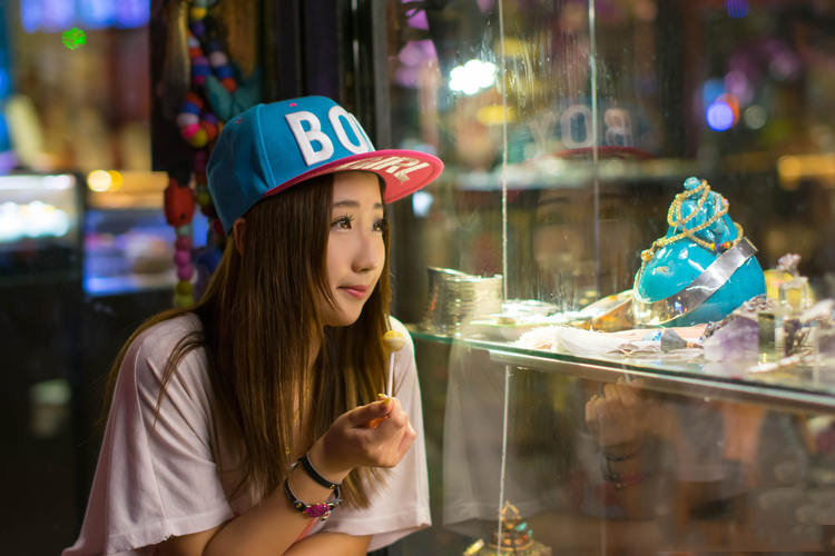 单车少女夜晚的美