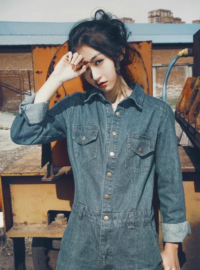 气质牛仔女青年