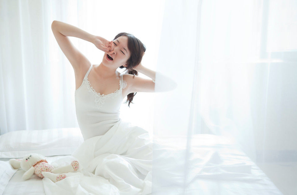 清晨没睡醒的妹子