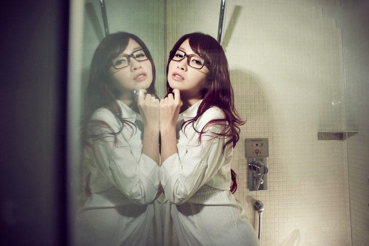 浴室里的眼镜少女