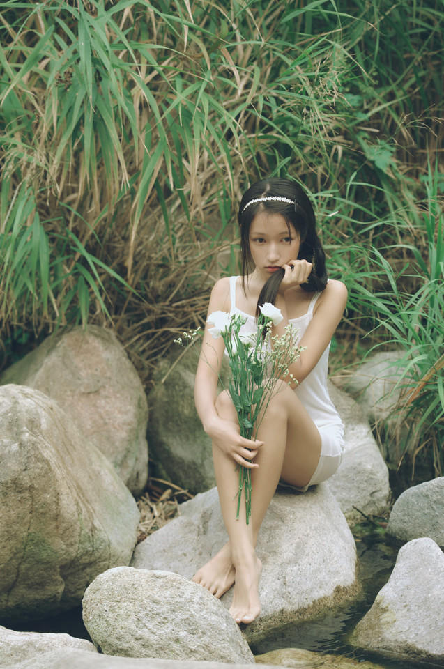 溪水白嫩妹子