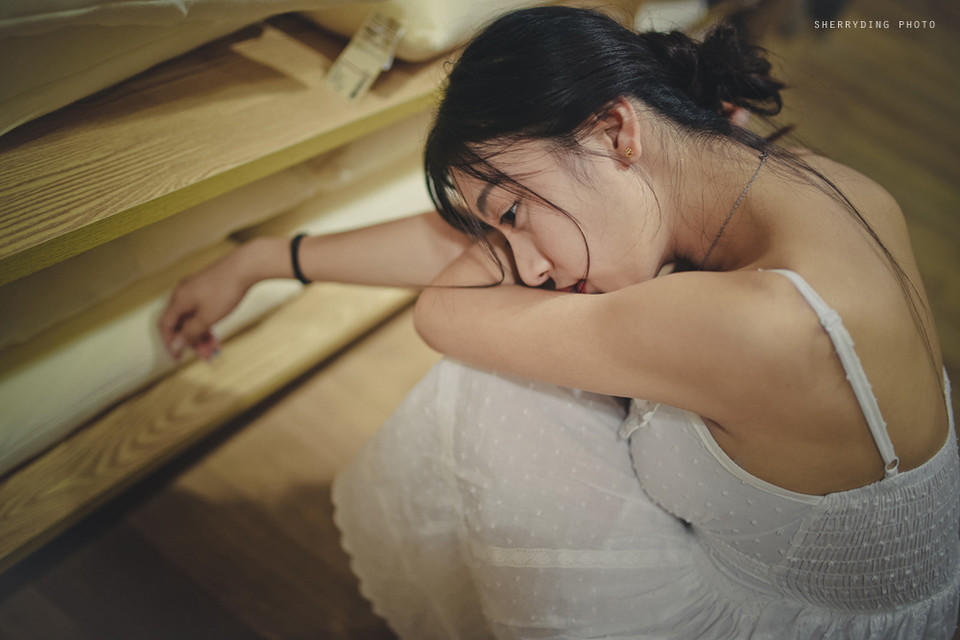 吊带蕾丝裙美女