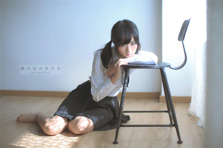 小凳子上的校花