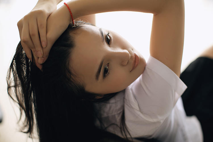 一个人躲在教室