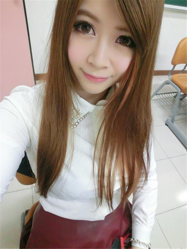 白嫩美女刘六宁