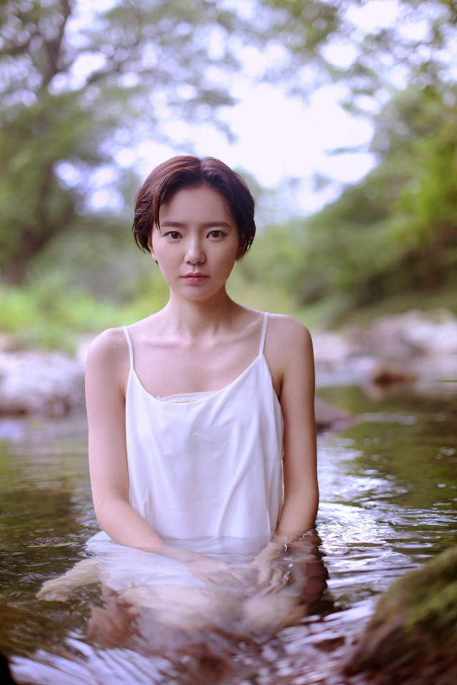 短发白色连衣裙美女