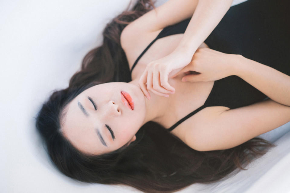 恬静吊带裙美人儿