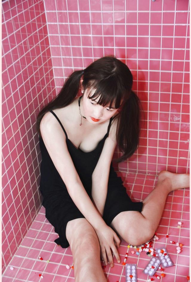 浴室忧郁少女