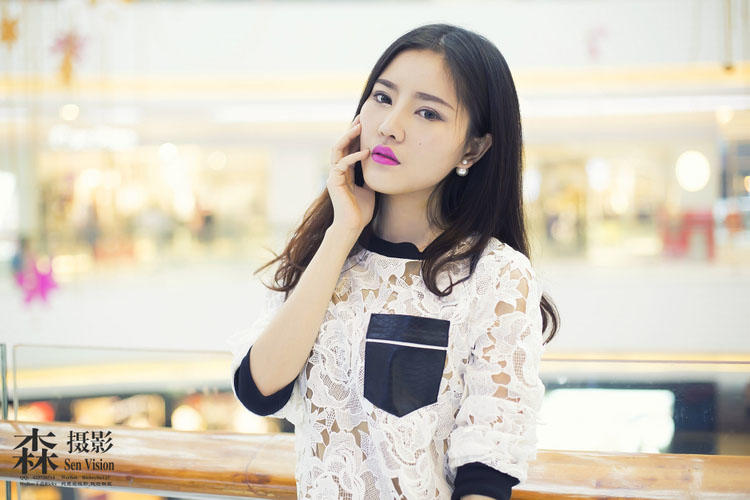 商场里面若隐若现的美女