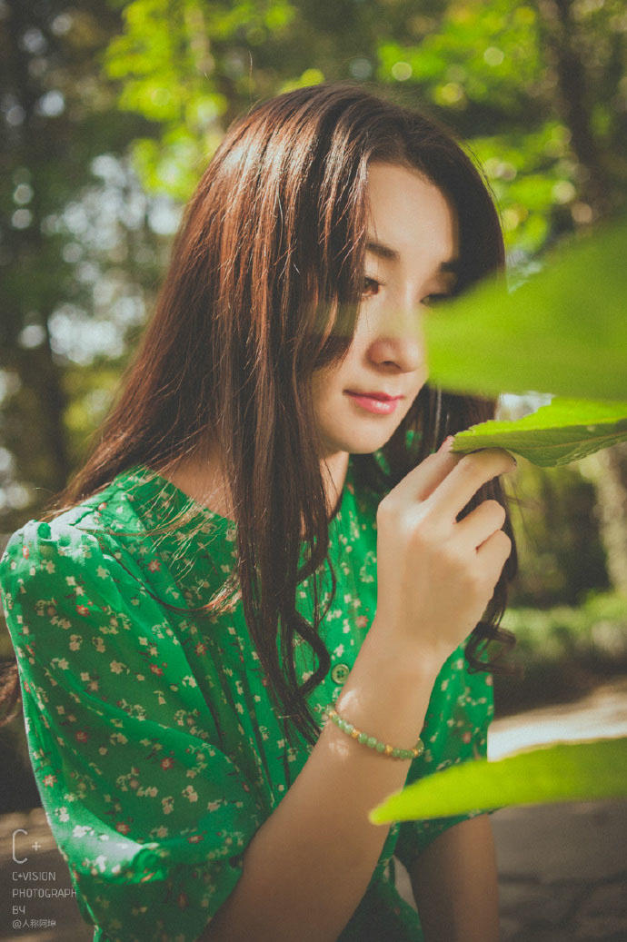 绿衣姑娘的忧伤