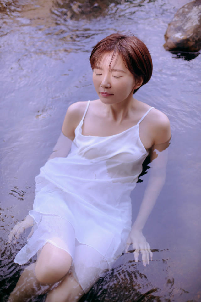 短发白色连衣裙美女