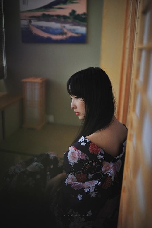 充满忧伤的和服少女