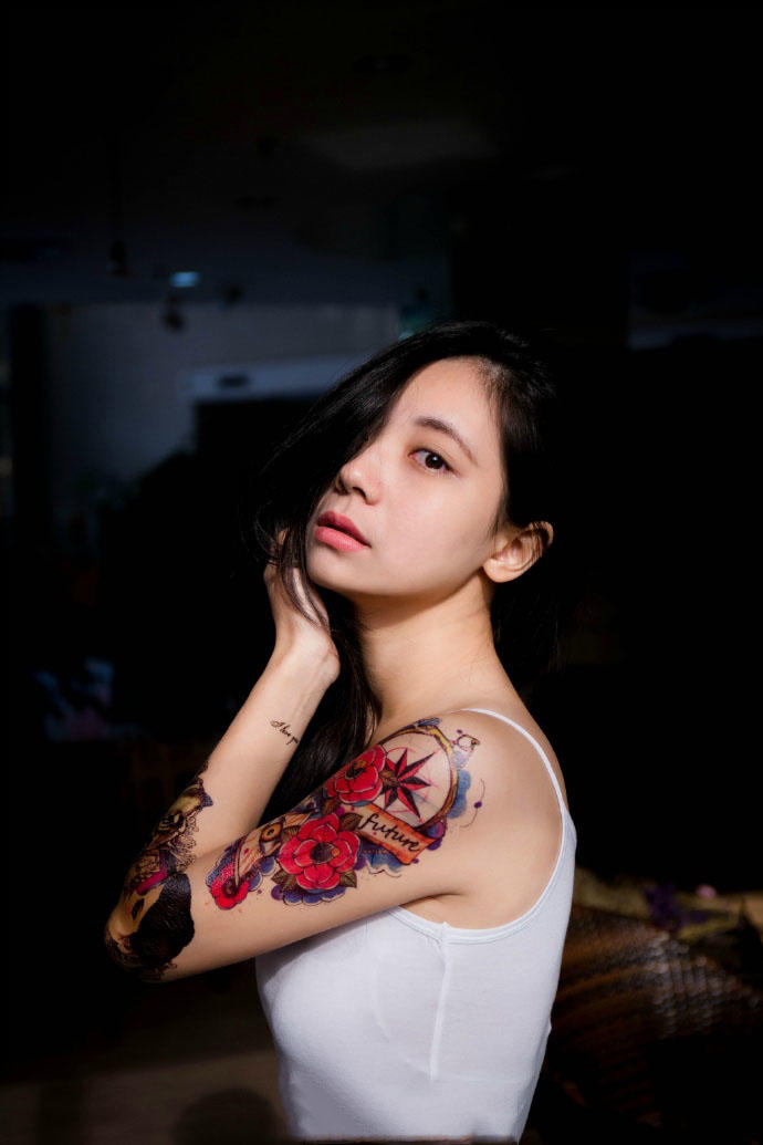 纹身少女的妖娆