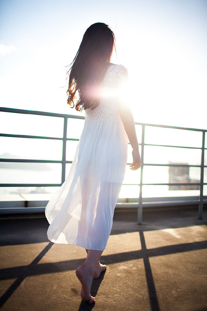 晴空下的妩媚少女