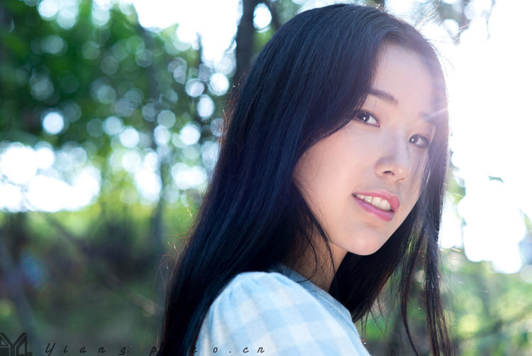 少女阳关绿林中