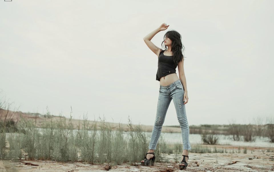 红衣女子河边上