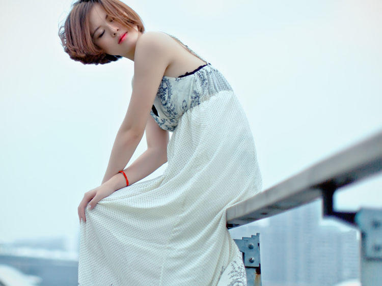 夏日气息的女子