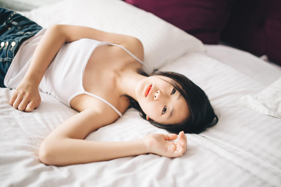 短发娇嫩小美眉