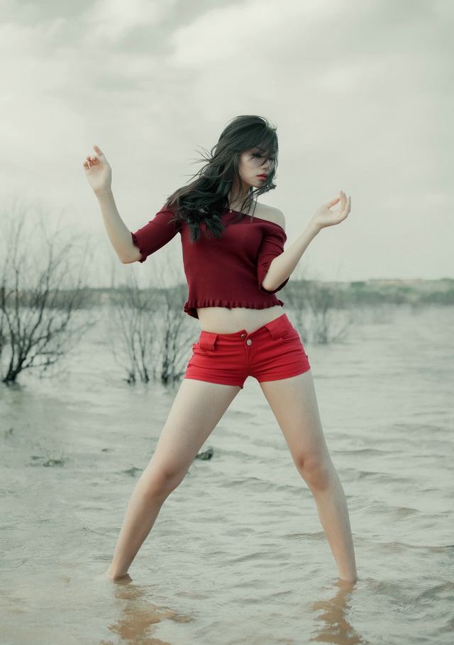 红衣女子河边上