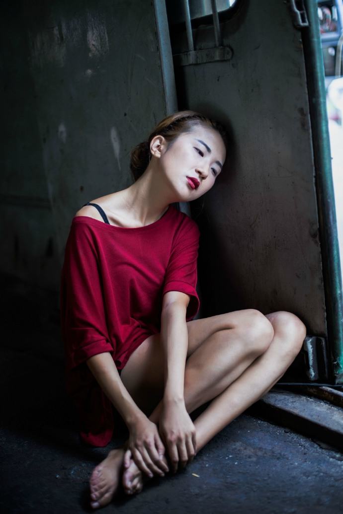 红唇娇艳性感姑娘