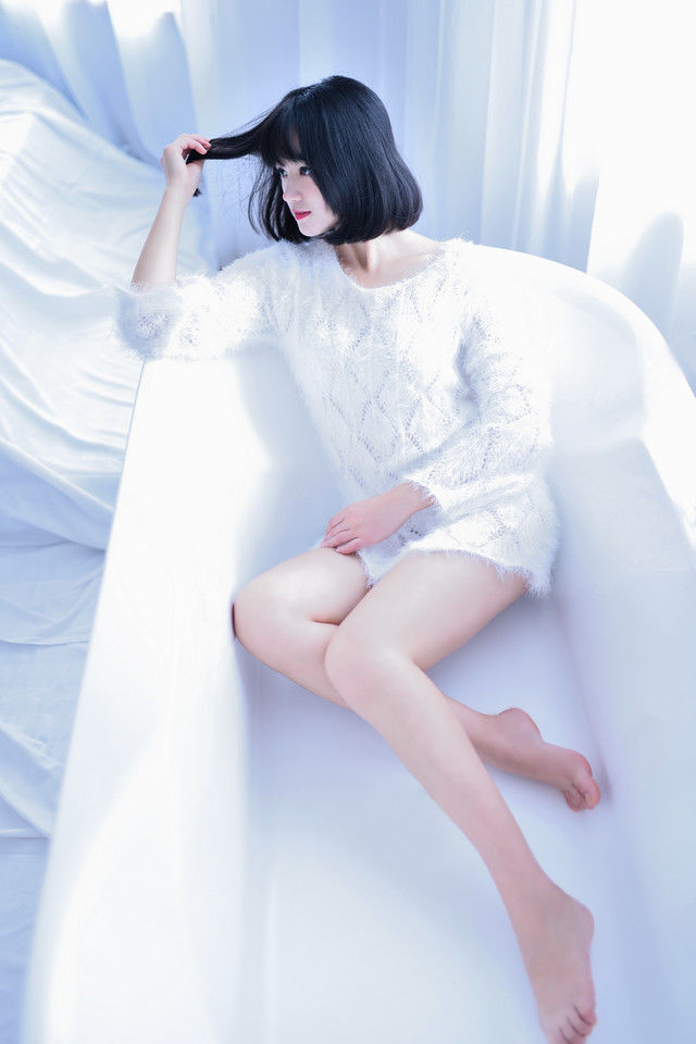 浴缸毛衣小萝莉