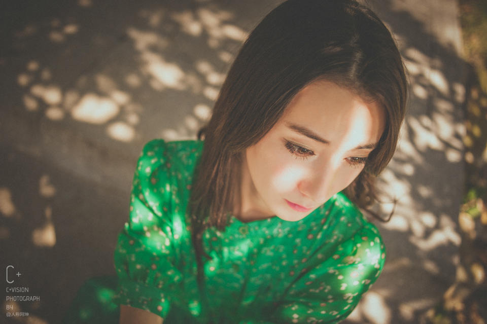 绿衣姑娘的忧伤