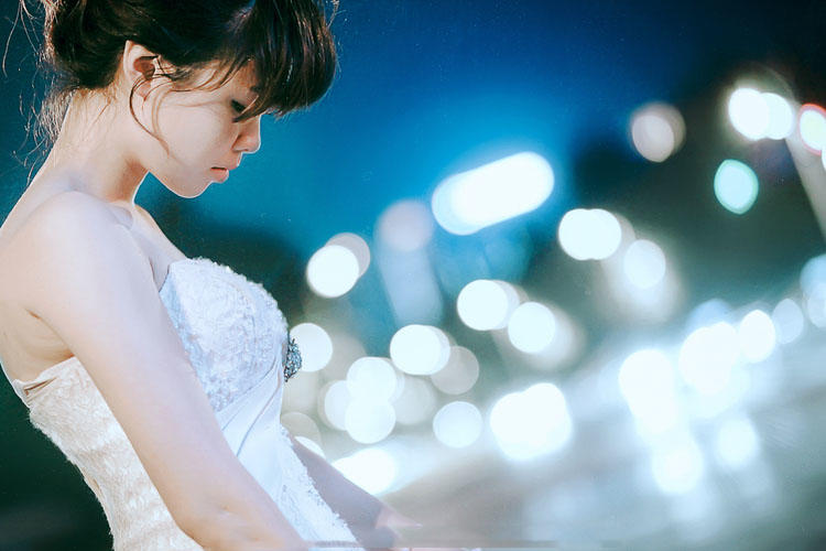 美丽新娘夜幕下的忧伤