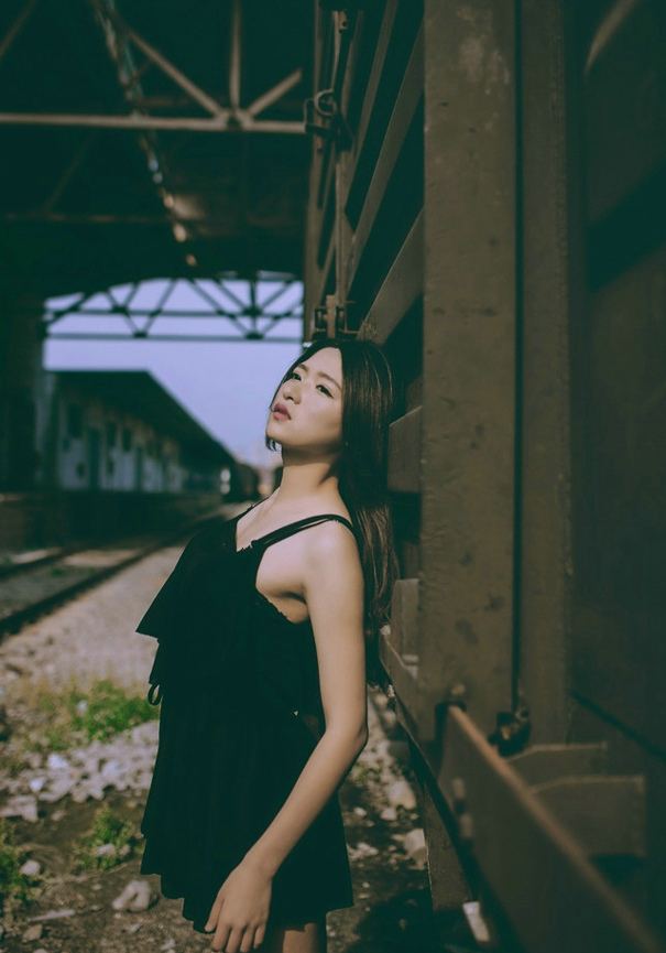 夕阳下的天台妹子