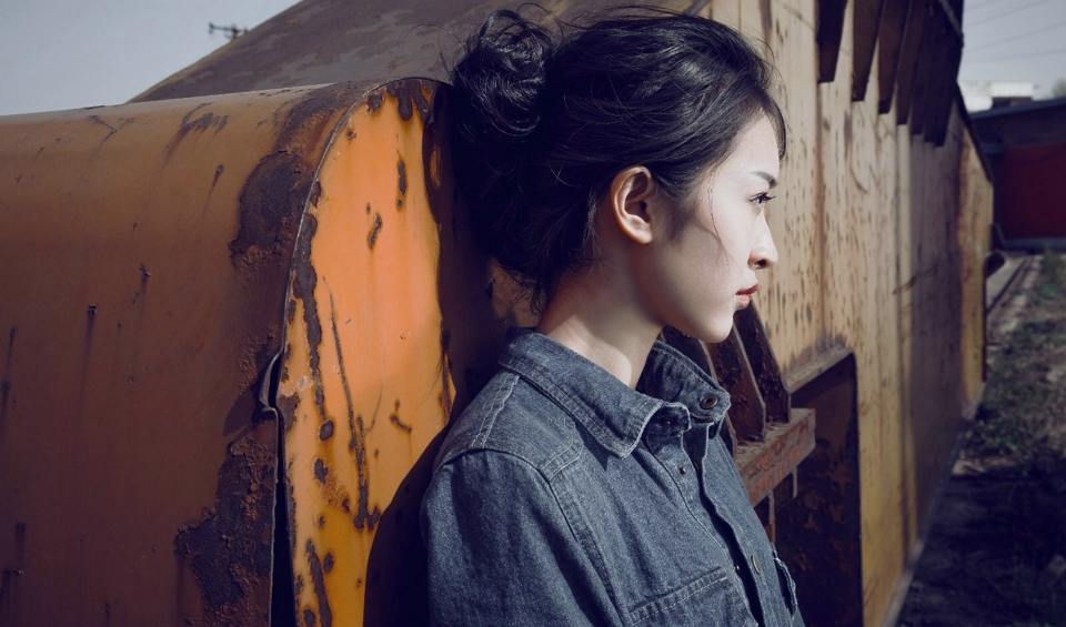 气质牛仔女青年