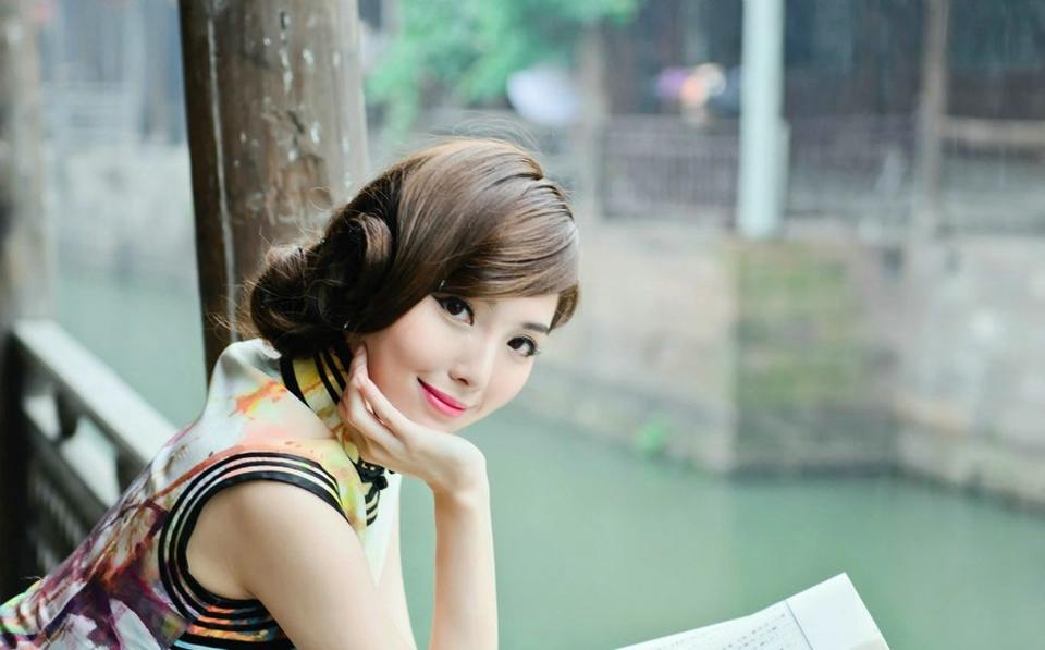 江南水乡的旗袍美女