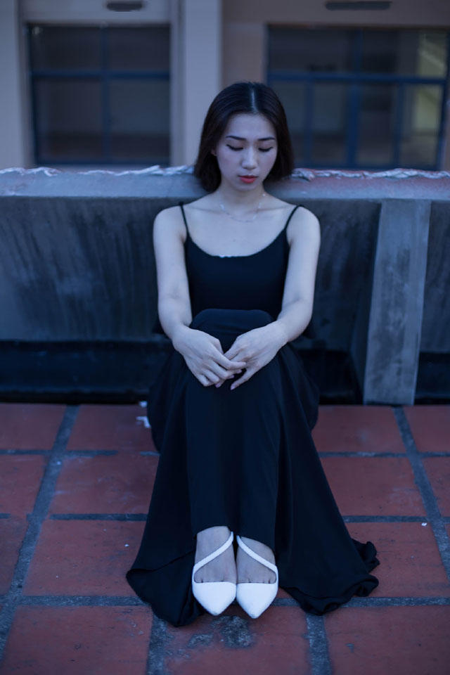 黑裙少女屋顶上的休憩