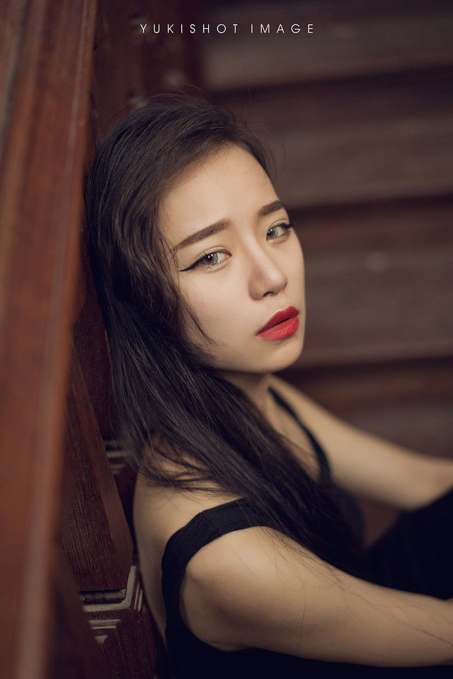 冷艳妩媚的美女