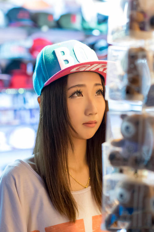 单车少女夜晚的美