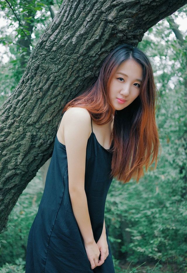 气质美女黑色吊带裙