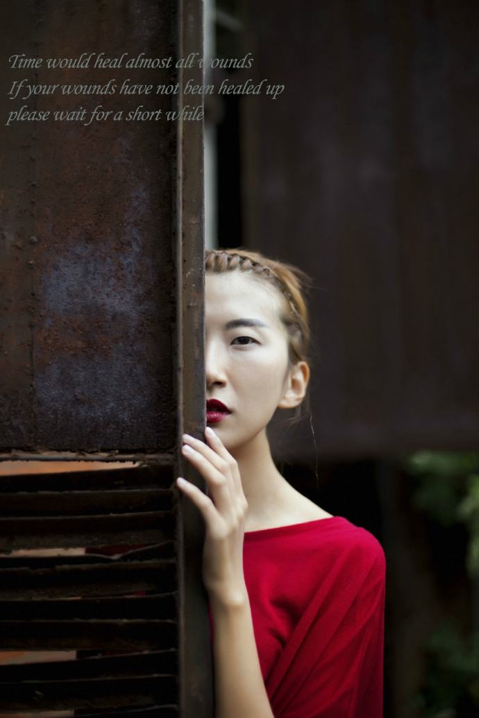 红唇娇艳性感姑娘