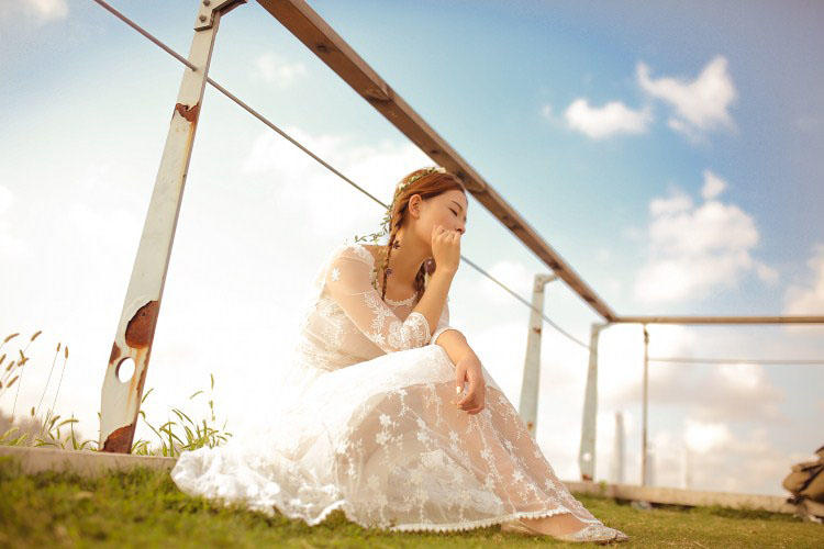 长裙美女的户外