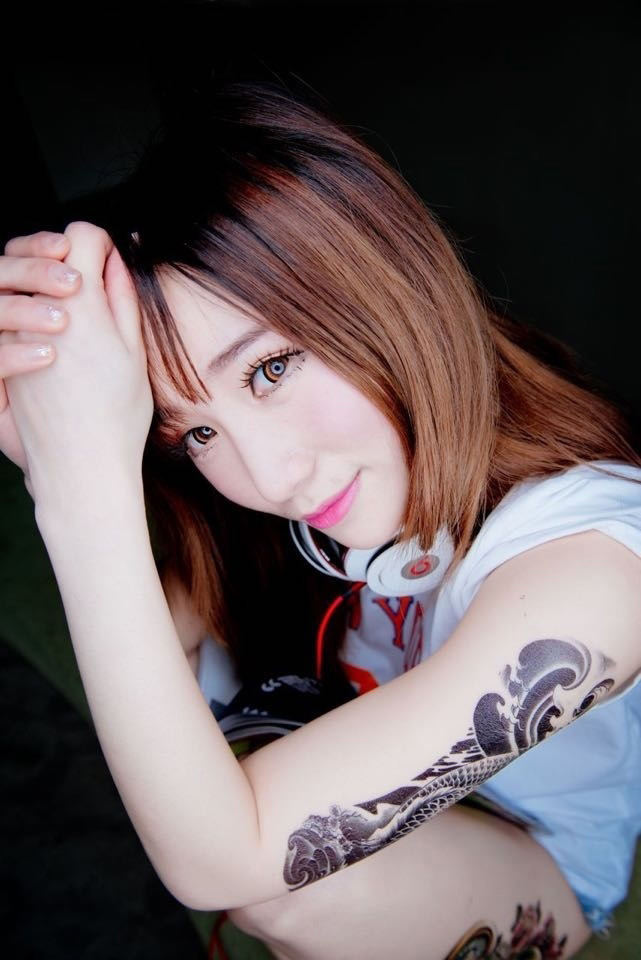 纹身少女的大眼魅惑